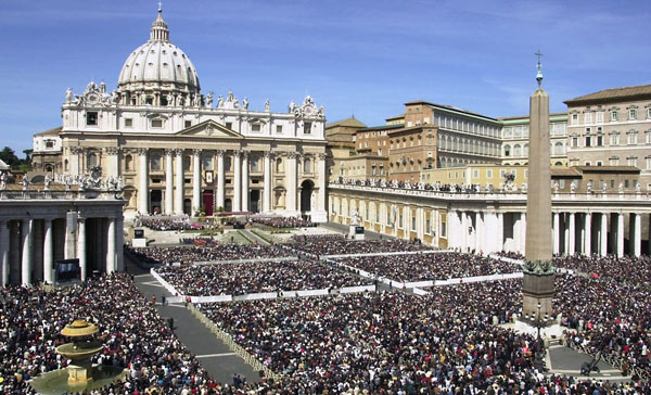 A view of St. Peter's Square at the Vatican during the Easter Sunday Mass in 2001. (AP/Massimo Sambucetti)