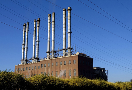 The Duke Power Riverbend Steam Station power plant is seen in Mount Holley, North Carolina. (AP/Chris Keane)