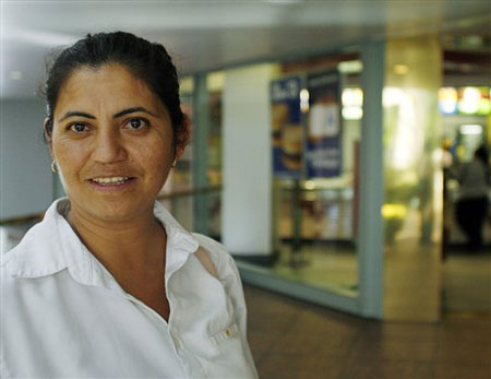 Lucía Torres trabaja como ayudante de cocina en el centro de Los Ángeles por el salario mínimo. Latinas ganan un salario promedio semanal de $ 518 dólares, en comparación con las mujeres anglosajonas ($ 703), las mujeres Afro Americanas ($ 595), y las mujeres de origen Asiático ($ 751). (AP/ Damian Dovarganes)