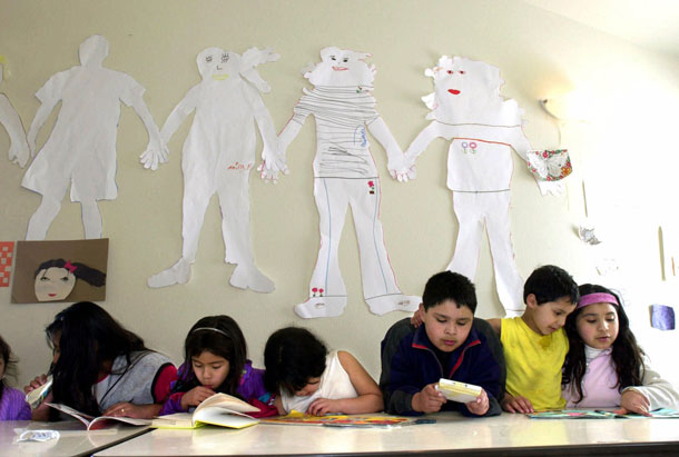 En el año escolar 2008-09, los estudiantes no anglosajones formaron un 55,1 por ciento de la matrícula en las escuelas primarias públicas en las 100 áreas metropolitanas más grandes de la nación. (AP/ Don Ryan)