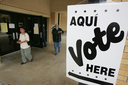 Votantes hispanos salen de un lugar de votación después de votar en San Antonio, Texas. (AP/Eric Gay)