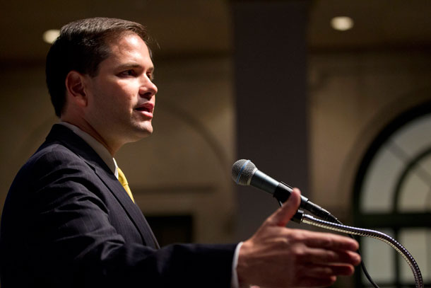 El senador Marco Rubio (R-FL), presento recientemente legislación que  buscaba limitar la elegibilidad para recibir el crédito fiscal. (AP/ Evan Vucci)