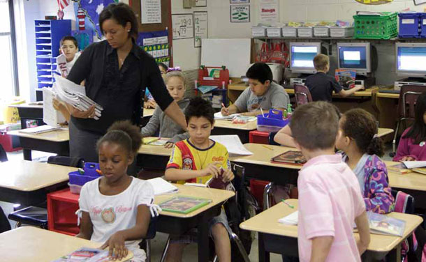 Renata Brown trabaja con estudiantes del tercer grado en su clase en Arcadia elementary school en Spartanburg, South Carolina. (AP/Patrick Collard)