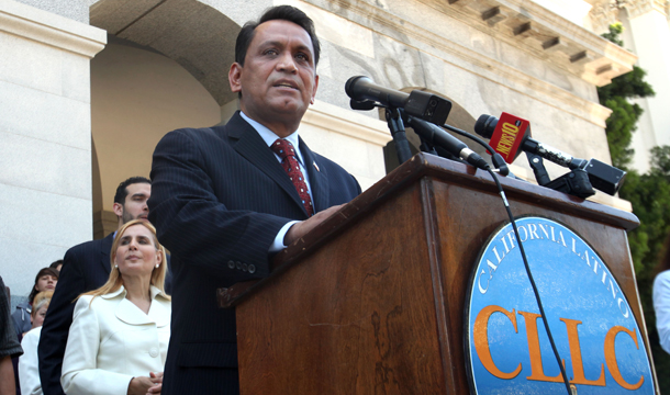 El senador de California, Gil Cedillo (D-Los Ángeles) le pide a los  legisladores que aprueben su propuesta resolución que busca que  California inicie un boicot contra Arizona por su controvertida ley de  inmigración, SB1070, en el Capitolio estatal en Sacramento, California,  el Miércoles, 23 de junio 2010. (AP/Rich Pedroncelli)