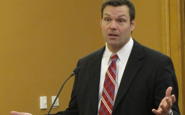 Kris Kobach habla con el Comité de las Elecciones de la Cámara de Kansas  sobre el fraude electoral. Kobach es el arquitecto de la legislación  antinmigrante, S.B. 1070 de Arizona. (AP/John Hanna)