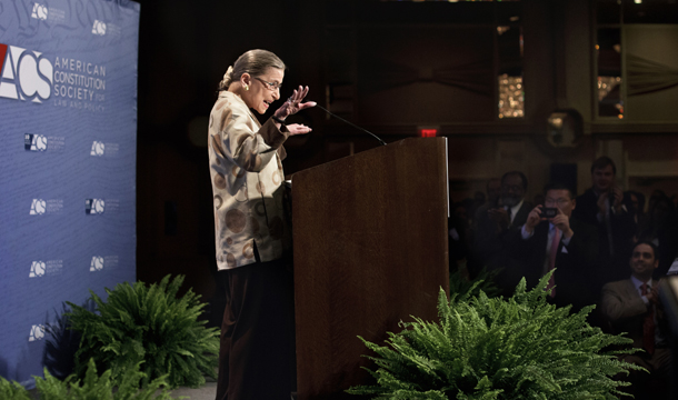 Ruth Bader Ginsburg, Juez de la Corte Suprema, analiza los aspectos más  destacados del mandato actual de la Corte Suprema y la decisión  inminente del litigio del Acta de Cuidado Asequible cuando se dirige a  la convención de la Sociedad Constitucional de la Ley y la Política en  Washington, viernes el 15 de junio 2012. (AP/J. Scott Applewhite)