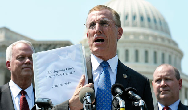 El representante Tim Murphy (R-PA), en el centro, tiene una copia del fallo del Acta de Salud Asequible de la Corte Suprema durante una conferencia de prensa en el Capitolio. Por lo menos siete estados han abandonado la expansión de Medicaid en el Acta de Cuidado Asequible en la estela de la decisión del Tribunal Supremo.
(AP/Cliff Owen)