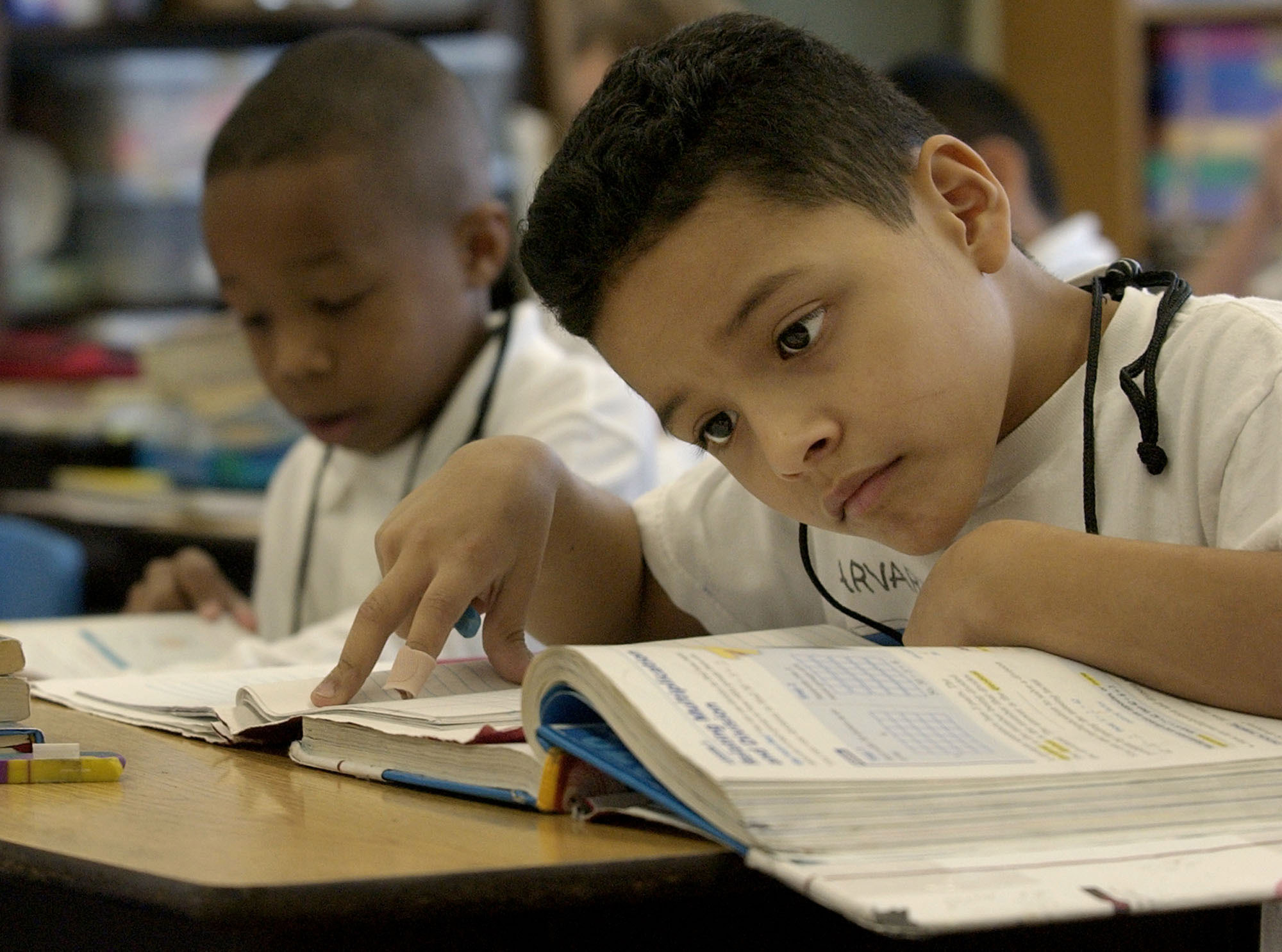 Alrededor de nuestro país estamos invirtiendo menos en nuestros estudiantes de color que nuestros estudiantes blancos, al menos cuando se refiere a dólares locales y estatales. (SOURCE: AP/ Charlie Neibergall)