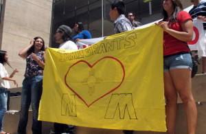 Los estudiantes participan en una manifestación para alentar a los jóvenes inmigrantes ilegales para que aprendan de un nuevo programa federal destinado a permitirles que se puedan quedar en el país, en la Universidad de Nuevo México en Albuquerque. (AP/Russell Contreras)