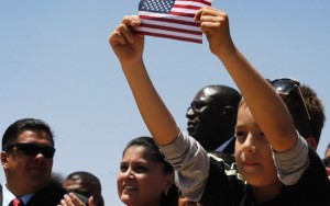 Miembros de la audiencia escuchan al presidente Barack Obama hablar sobre la reforma migratoria en el parque nacional Chamizal en El Paso, Texas. (AP/Charles Dharapak)