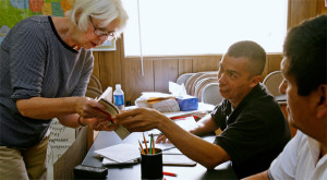 Marcia Roop, a la izquierda, enseña una lección de Inglés a David Perdomo, de Vienna, Virginia, y José Martínez, de Reston, Virginia, en el Centro Herndon de Trabajadores en Herndon, Virginia. (AP Photo/Jacquelyn Martin)