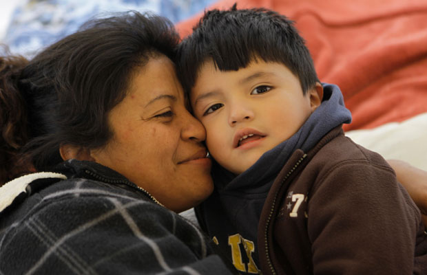 Las deportaciones rompen a las familias y tienen un efecto aún mas grande sobre comunidades enteras, no nada mas sobre el individual y la familia involucrada. (SOURCE: AP / Lynne Sladky)
