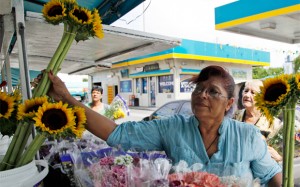 Margarita Briones selecciona ramos de flores para sus clientes en su tienda de flores llamada Margarita Flowers en Miami, viernes 6 de julio, 2012. (AP/Lynne Sladky)