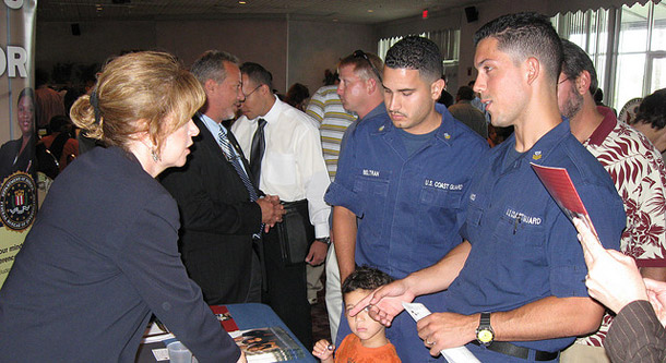 Un Guardia Costero de EE.UU. habla con un reclutador en la Feria de Empleos de la Fuerza Laboral del Sur de la Florida y la Sociedad de Veteranos Hispanos. Con más latinos que sirven en las fuerzas armadas, es importante que entendamos las circunstancias que esta población enfrenta para que podamos apoyarlos mejor, sobre todo cuando se trata del estrés post-traumático. (Flickr/<a href=http://www.flickr.com/photos/usag-miami/2667900210/