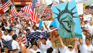 Cientos de manifestantes se reúnen para una manifestación en el ‘Fremont Street Experience’ en contra de los cambios propuestos en la ley de inmigración de EE.UU. en el centro de Las Vegas. (AP/Jae C. Hong)