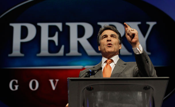 El gobernador de Texas, Rick Perry, habla durante la Convención  Republicana de Texas en Fort Worth, Texas, en junio. El gobernador Perry  ha anunciado que Texas no va a expandir el Medicaid bajo el Acta de  Salud Asequible. (AP/LM Otero)