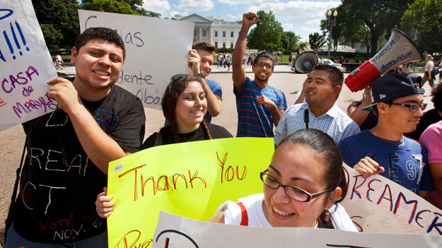 Los miembros del grupo manifestación Casa de Maryland enfrente de la Casa Blanca en apoyo del anuncio del presidente Obama de que el gobierno de EE.UU. deje de deportar y empieze a conceder permisos de trabajo a los jóvenes inmigrantes indocumentados que llegaron a Estados Unidos cuando eran niños. (AP/Jacquelyn Martin)