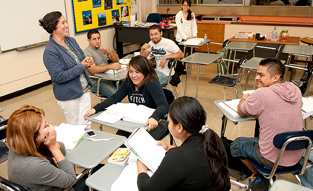 Pilar Quinn, voluntaria, imparte una clase de preparación para el examen de Competencia de Escuela Preparatoria (GED) en una Escuela Marista en Atlanta, Georgia, el jueves 11 de octubre de 2012. La clase es para los inmigrantes que aplicaron para la Acción Diferida para las personas que llegaron en su Niñez. (AP/Rebecca Breyer)