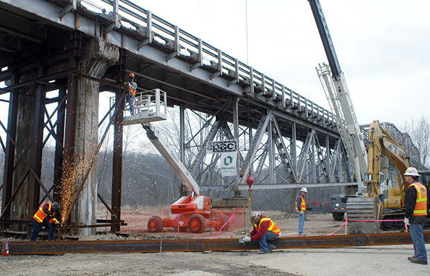 Momentos después de que el Presidente Obama firmó la ley de Recuperacion el martes, 17 de febrero, 2009, el Departamento de Transporte en Missouri reemplazo el puente cerca de Tuscumbia, Missouri. La inversión en infraestructura es una de las muchas maneras en la cual la Ley de Recuperacion ha detenido la ola de desempleo. (AP/Kelley McCall)