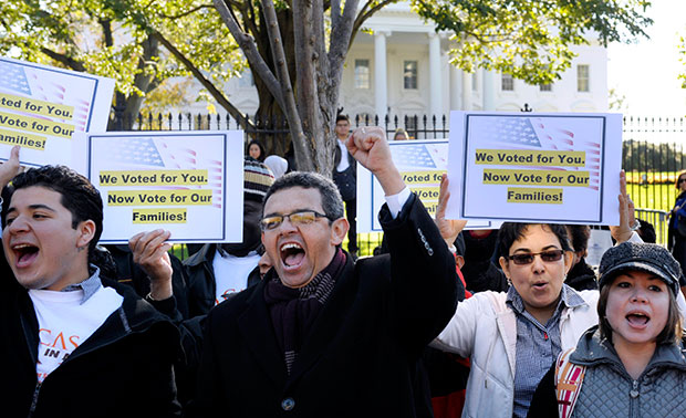 Gustavo Torres, director de Casa en Acción, en centro y otros en una  reunion sobre derechos de inmigrantes, entre ellos las organizaciones de Casa en Acción y la Ley DREAM de Maryland , en frente de la Casa Blanca en Washington el 8 de noviembre de 2012, pidiendole al presidente Barack Obama que cumpla su promesa de aprobar una reforma migratoria integral. (AP/Cliff Owen)