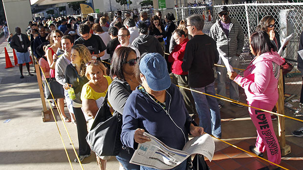 Los sureños de Florida están en línea durante el último día de la votación temprana en Miami, Sábado, 03 de noviembre 2012. Los condados claves en el sur de Florida como Miami-Dade, Broward y Palm Beach apoyaron  al presidente Obama por un 62 por ciento, 67 por ciento, y 58 por ciento, respectivamente. (AP/Alan Diaz)