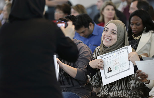 Miriam Bilaih muestra su certificado de ciudadanía de los Estados Unidos después de la ceremonia de naturalización en Irving, Texas el Lunes, 28 de enero 2013, en Irving, Texas.