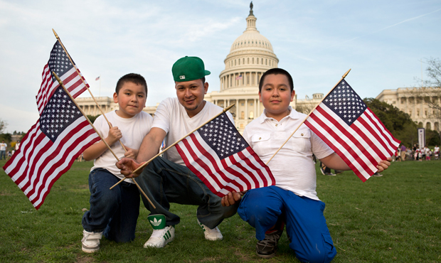 Josué Benavides, de 28 años, al centro, quien proviene originalmente de El Salvador, posa para un retrato con sus primos, Jonathan, de 7 años, a la izquierda, y Christopher Benavides, de 11 años, de Alexandria, Virginia, tras asistir al 