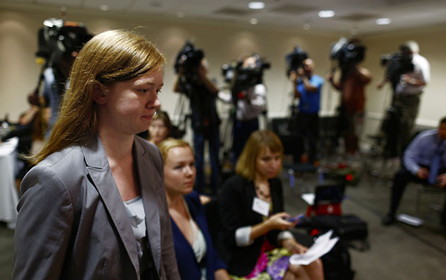 Abigail Fisher, quien demando a la Universidad de Texas cuando no le ofrecieron un lugar en el campus principal de la universidad en Austin en el 2008, llega a una conferencia de prensa en el American Enterprise Institute en Washington el lunes 24 de junio del 2013. (AP/Charles Dharapak)