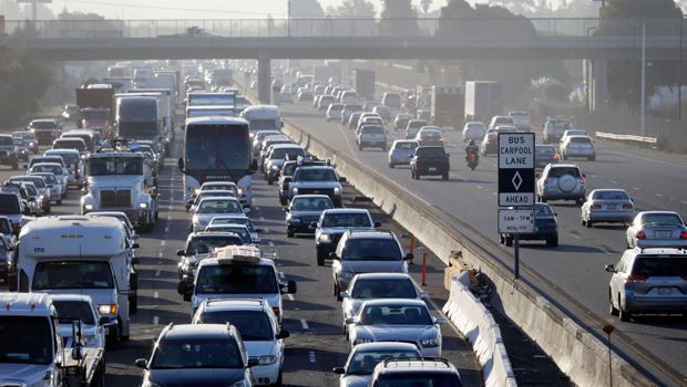 Highway 880 is packed with commuters on Friday, October 18, 2013, in Oakland, California. (AP/Marcio Jose Sanchez)