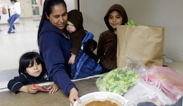 Una familia recibiendo comida en Sacred Heart Community Service en San Jose, California. (AP/Marcio Jose Sanchez)
