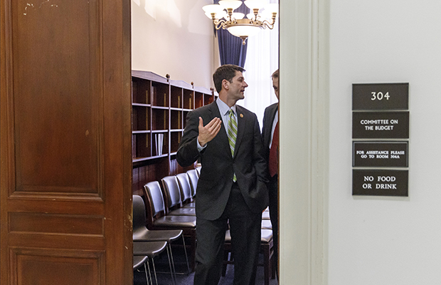 Rep. Paul Ryan (R-WI) saliendo de una reunion en Capitol Hill en Washington, Miercoles 2 de abril del 2014. (AP/J. Scott Applewhite)