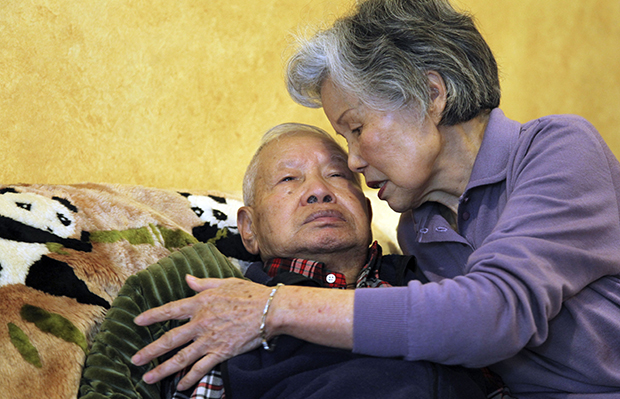 Shou-Mei Li, right, cares for her husband Hsien-Wen Li, who is an Alzheimer's patient, at their home in San Francisco, California, September 1, 2011. (AP/Ben Margot)