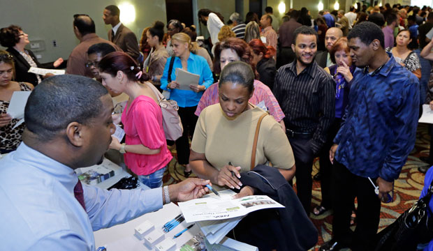 Job seekers attend a job fair in Miami Lakes, Florida, October 2014. (AP/Alan Diaz)