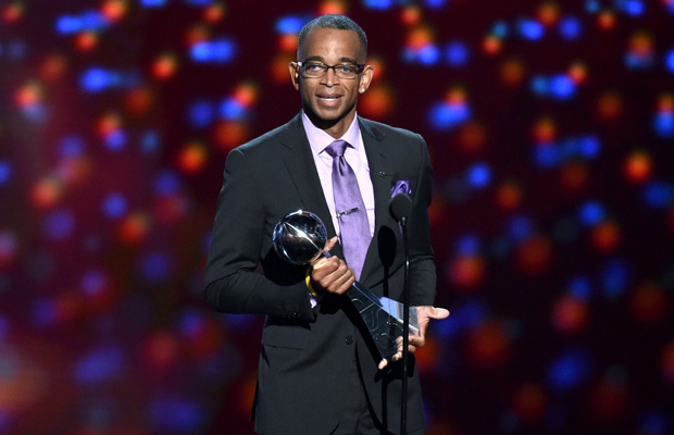 Sportscaster Stuart Scott accepts the Jimmy V award for perseverance at the ESPY Awards at the Nokia Theatre in July 2014. (AP/John Shearer)