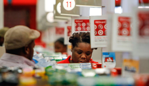 A cashier rings up a sale at a store in Chicago on August 22, 2012. (AP/Sitthixay Ditthavong)