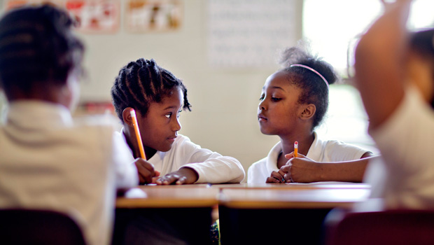 Estudiantes de primer grado de Burgess-Peterson Elementary School estudian una lección durante un programa extraescolar de refuerzo de las escuelas públicas de Atlanta, Georgia.