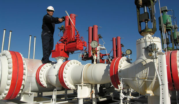 A gas pipeline worker checks valves on the outskirts of Ankara, Turkey, January 2009. (AP/Selcan Hacaoglu)