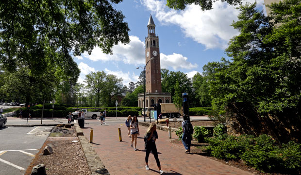Students on campus at The University of North Carolina in Chapel Hill, North Carolina, April 2015. (AP/Gerry Broome)
