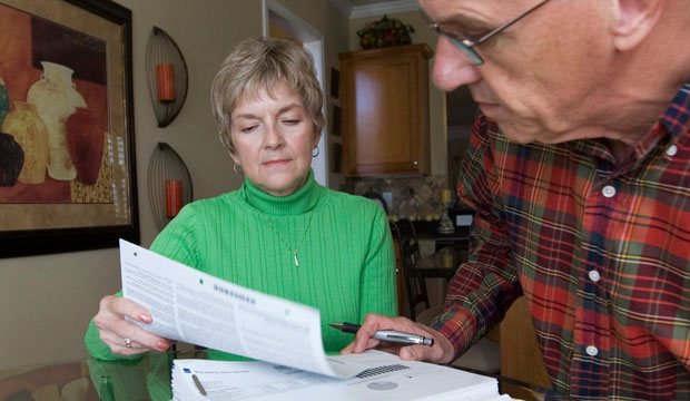 Judy and Bob Dienell review their financial statements, October 2008. (AP/John Amis)