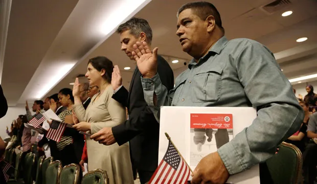 New U.S. citizens recite the Oath of Allegiance while participating in a naturalization ceremony, New York, July 2014. (AP/Mark Lennihan)