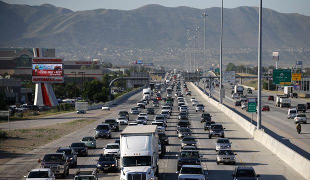 Vehicles are seen on the highway during the morning rush hour in South Jordan, Utah, June 2015. (AP/Rick Bowmer)