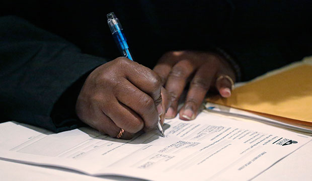 A job seeker fills out an application during a job fair in Chicago, April 22, 2015. (AP/M. Spencer Green)