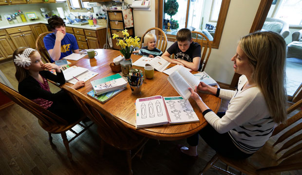 Sara Gustoff reads to her children, April 2013. (AP/Charlie Neibergall)