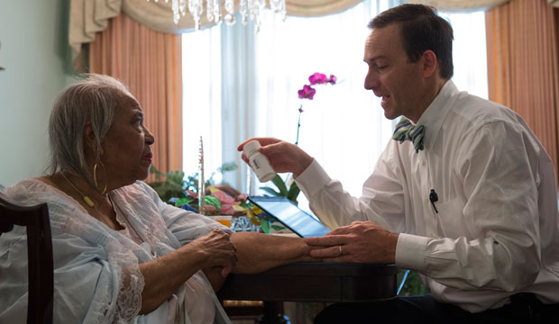 Dr. Eric De Jonge conducts a Medicare house call in Washington, D.C., August 2014. (AP/Molly Riley)