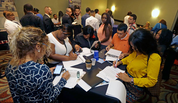 Job seekers attend a job fair in Miami Lakes, Florida, July 2015. (AP/Alan Diaz)