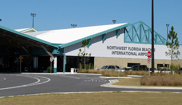 Passengers wait outside the Northwest Florida Beaches International Airport in Panama City, Florida, December 2010. (AP/Melissa Nelson)