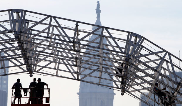 Workers build a stage ahead of Pope Francis' visit on September 17, 2015, in view of the Philadelphia City Hall. (AP/Matt Rourke)