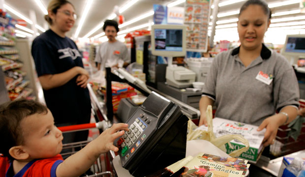 A grocery store clerk checks out a customer in Houston, Texas, in May 2007. (AP/Pat Sullivan)