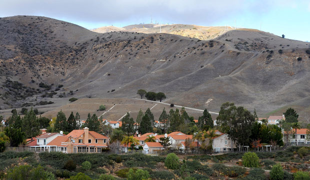 Porter Ranch Estates sit at the foothills near a Southern California Gas well that has been leaking methane daily near the community of Porter Ranch, California, January 7, 2016. (AP/Michael Owen Baker)