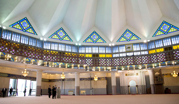 President Barack Obama tours the prayer room at the National Mosque in Kuala Lumpur, Malaysia, on April 27, 2014. (AP/Carolyn Kaster)